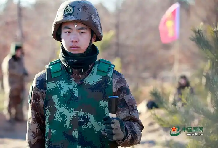 最美抛物线:新兵实弹投掷无一人手打颤