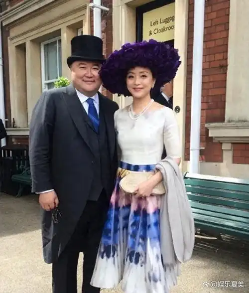 杨澜晒出与二婚老公吴征的合照,附文说结婚28年了,依然相爱