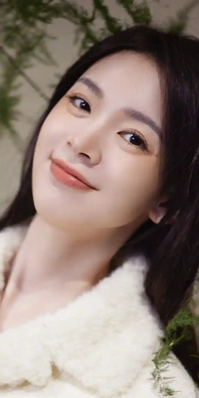 鲜花配美人,笑容甜美,人比花娇!