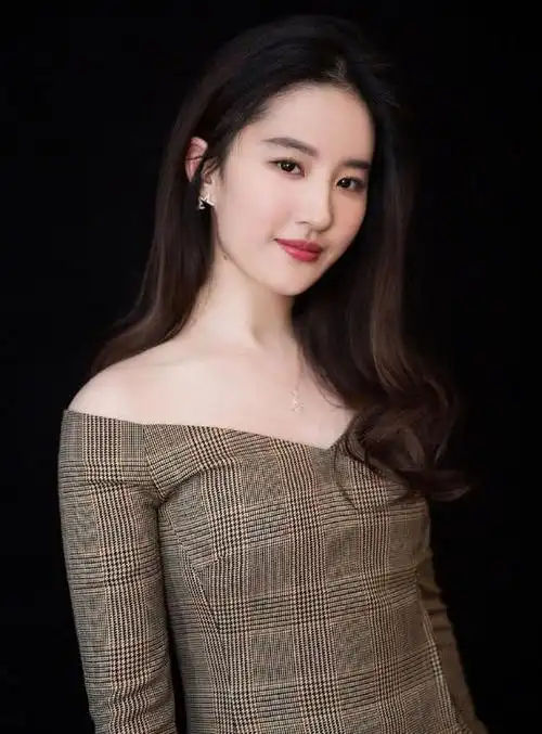 原创刘亦菲穿改良版西装,勒出线条韵味十足,难怪很少见她穿紧身衣