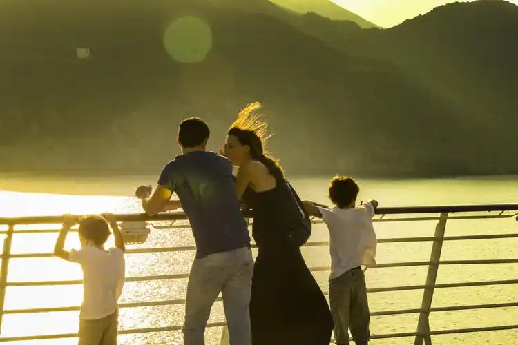 夕阳下的一家4口