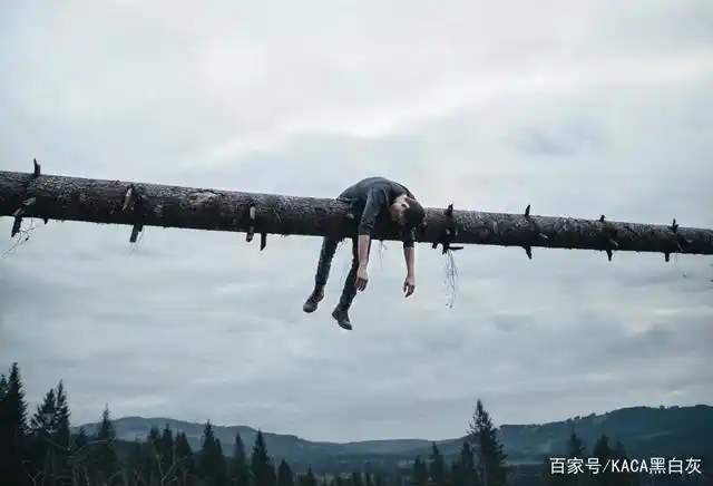 现在看着莫名有种空间里的孤立束缚感