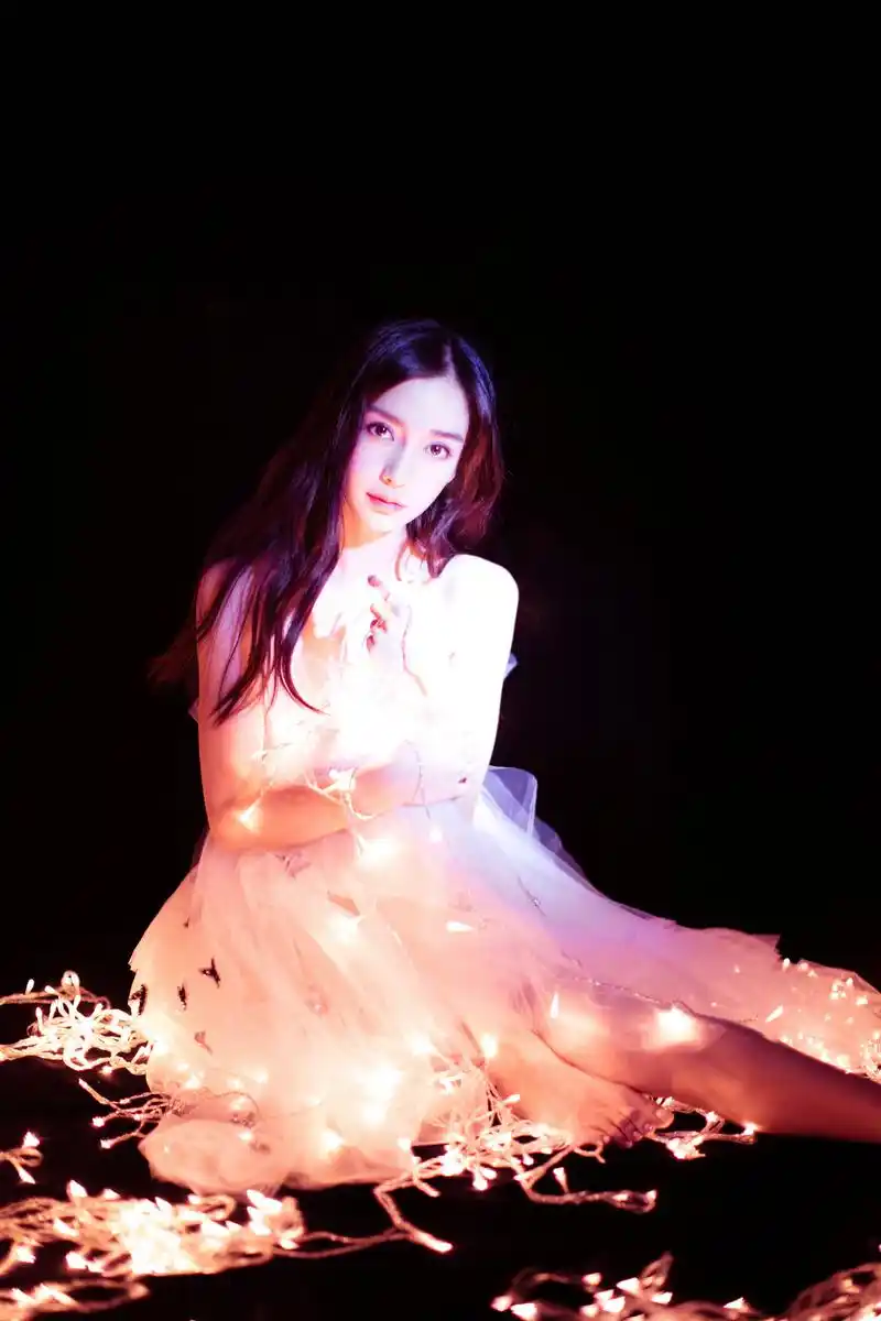 angelababy腾讯视频vip代言人,畅游恋爱游乐场,粉色氤氲angelababy