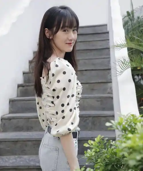 袁冰妍28岁还能演高中生,穿波点上衣牛仔裤,配齐刘海清纯甜美