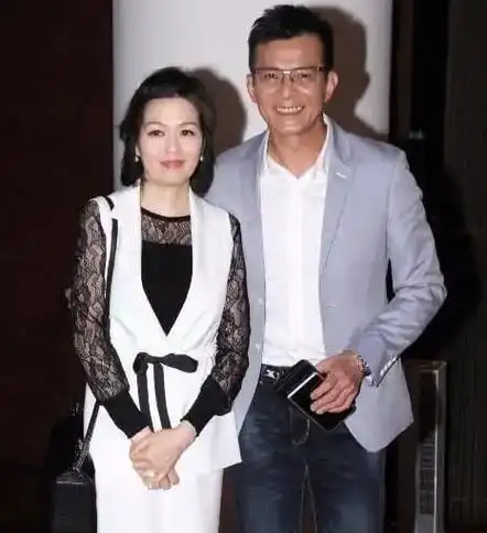 梁洁华戴着这条项链开心地在镜子面前照了半天.