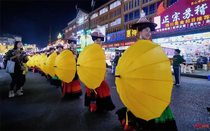 庆"五一",乐山文化快闪迎客!游客边享美食边赏非遗__