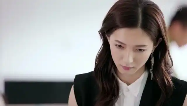 最佳前男友:小奈还抱着杂物箱,同事告诉她办公室位置紧缺