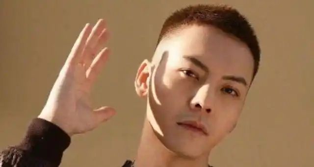 两边剃光的板寸