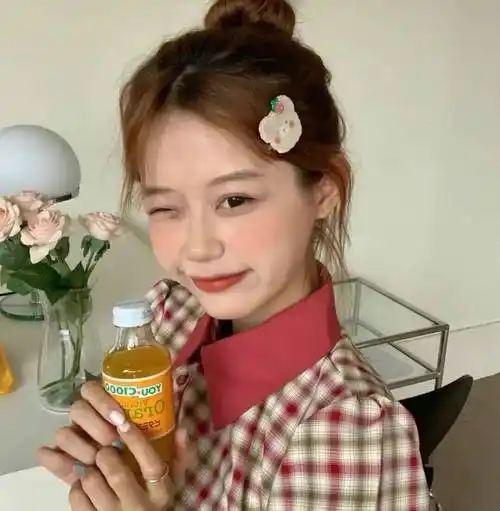 女生头像 | 最近超火的emo文案_情绪_世界_信息