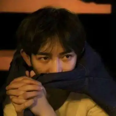 乖乖的又很酷的男生对镜自拍头像高级感的男生拿手机头像最新