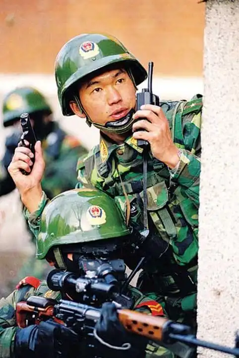 那些年我们戴过的武警头盔