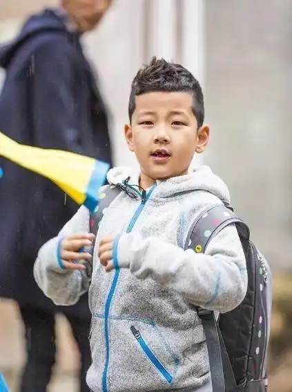 郭涛儿子石头近照曝光长大后颜值气质成功逆袭身高竟超过妈妈