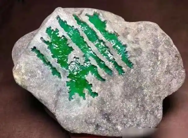 5000万拍下的帝王绿翡翠,重达1吨,切开却全是裂,这是亏了吗?