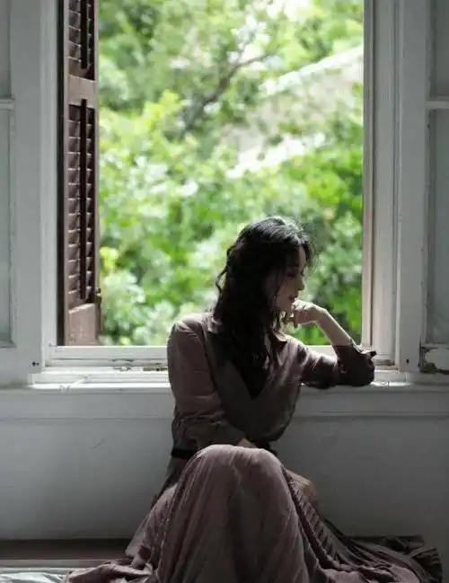 赵丽颖变身文艺少女拍大片,一头卷发眼神灵动写满故事,气质超赞