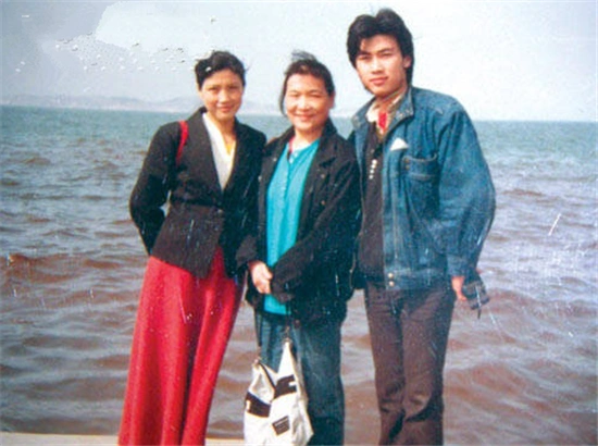 50岁柳云龙全家照曝光曾因长得好看改行娶北影同学恩爱至今