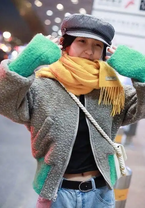 张子枫还保持着小女孩身材,"毛肚"外套看着挺厚,却挡不住身形