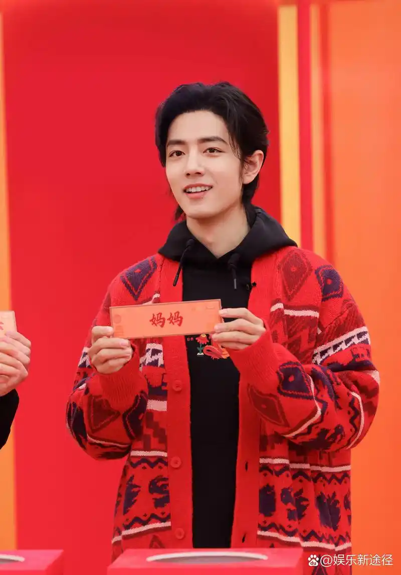 肖战红色开衫毛衣神图再现 肖战身为李宁代言人,一身红色开衫毛衣,内