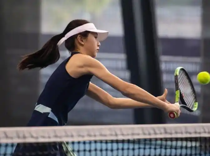 12岁森碟打网球训练,身手矫捷大长腿抢眼,两位陪练身份不一般