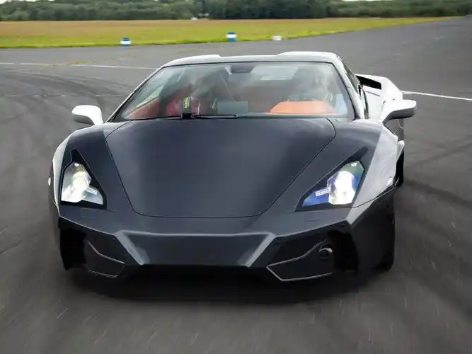 venocara是arrinera发布的第二款跑车,由于在外形上酷似兰博基尼,因而