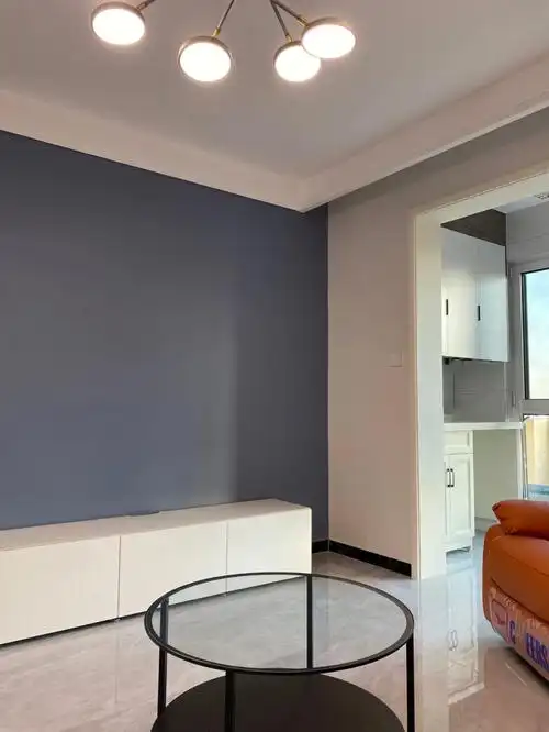 立邦网红色号墙面没做任何造型,全屋乳胶漆客厅大面积的太空漫步电视