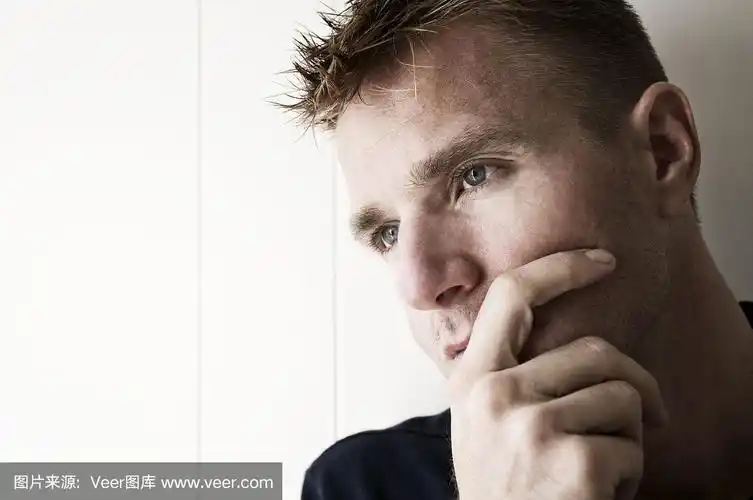 严肃的年轻人思考特写白墙