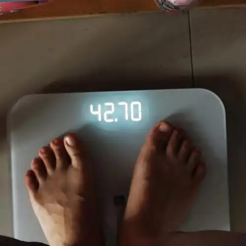 05kg目标体重42kg早上喝了奶咖  饼干中午吃了麻辣老碗面 火腿肠 鸭脖