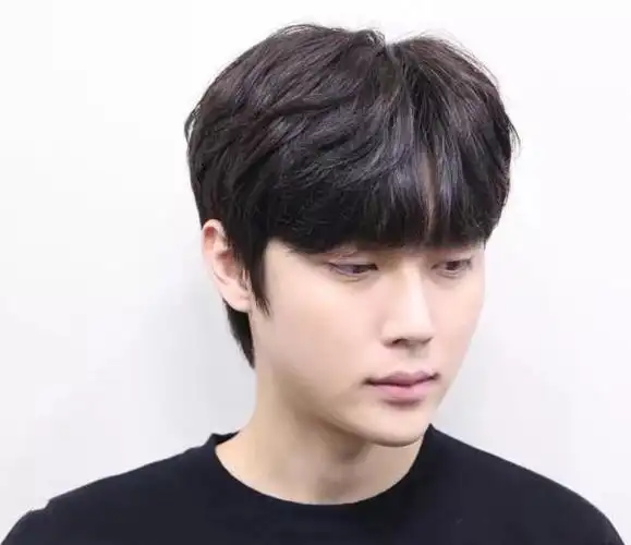 年轻男孩子喜欢的发型