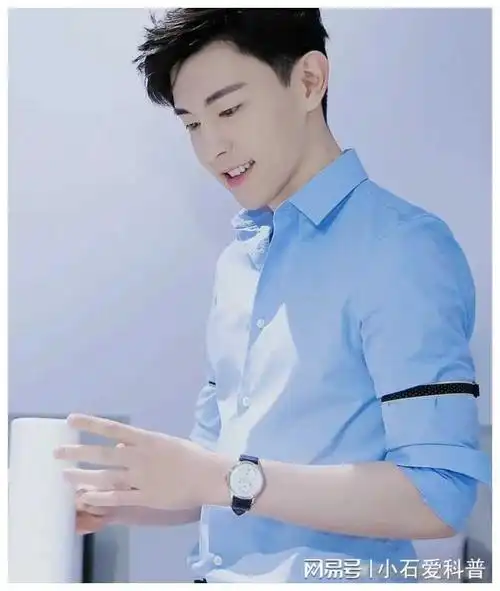 邓伦超级超级阳光帅气迷人十足的,为人随和善良的男人!