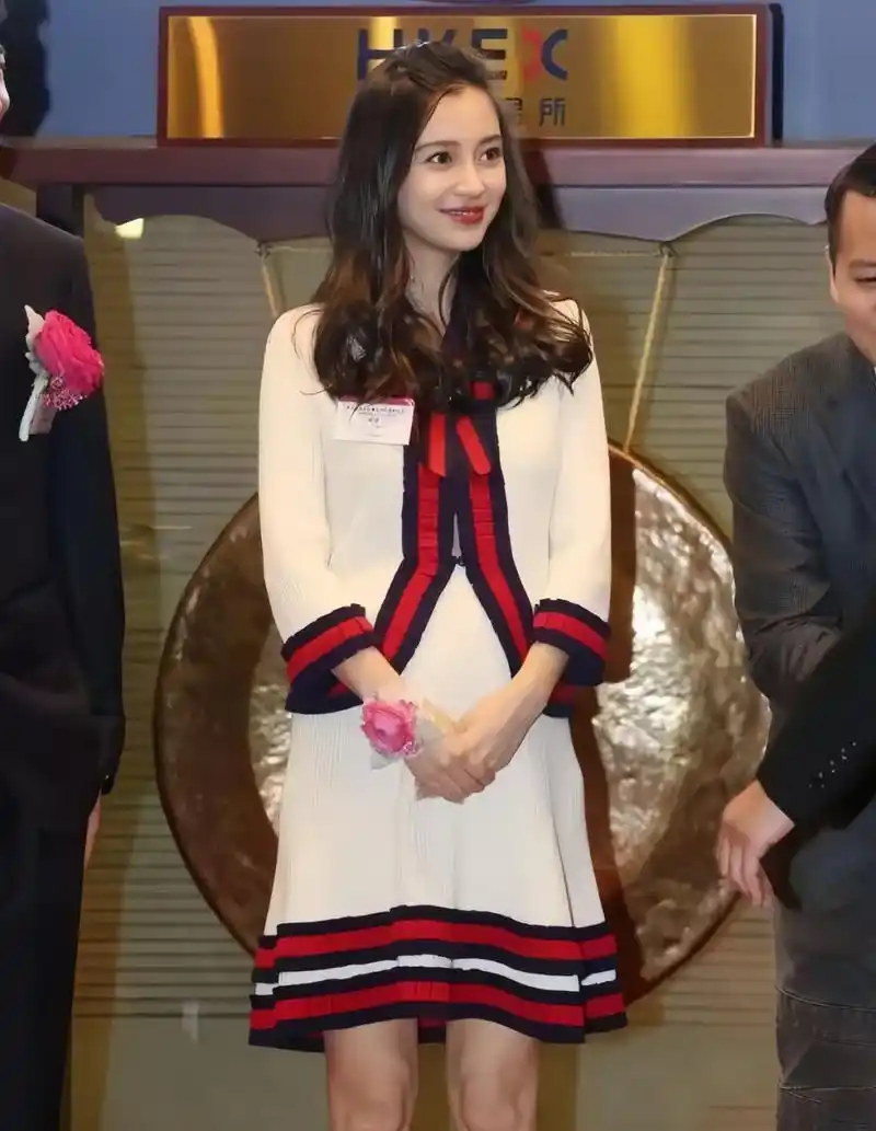 杨颖怀孕的时候还在工作,工作还穿着高跟鞋,这也太拼了,我们还有什么