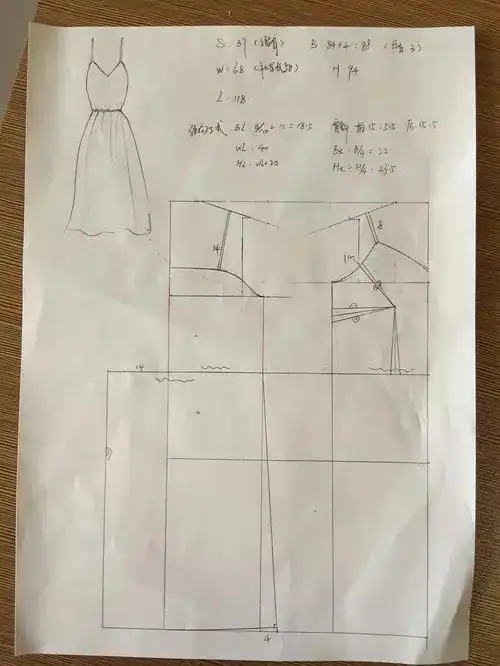 我们要开始制作一件吊带连衣裙,版图是不能少的,首先我们可以先画出