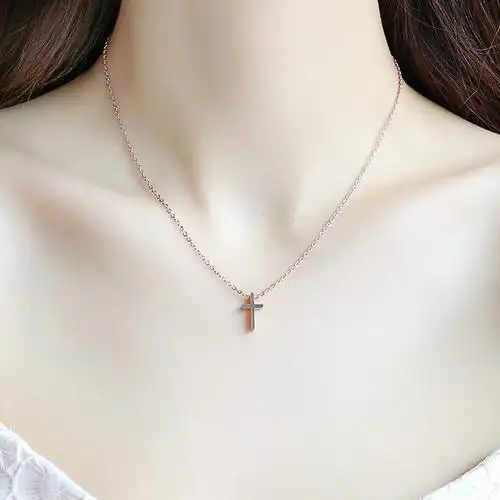 周大福焕美玫瑰金耶稣钛钢十字架项链锁骨链女吊坠学生18k金简约