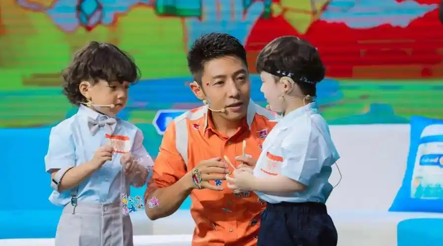 撒贝宁李白带龙凤胎回乡过年,小撒兄妹罕同框,俩混血娃呆萌可爱_家庭