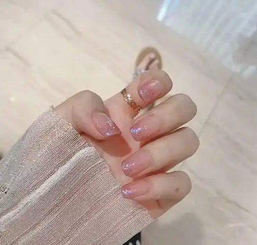 一说到上班族美甲,就会想起低调的裸色和透粉色系,它们隐隐约约的存在