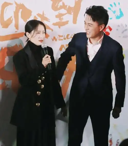 刘敏涛靳东同台时尚搭配惊艳