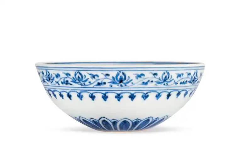 青花缠枝花纹卧足碗