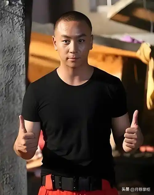 从小爆红的释小龙相比现在.终究是风光不再!