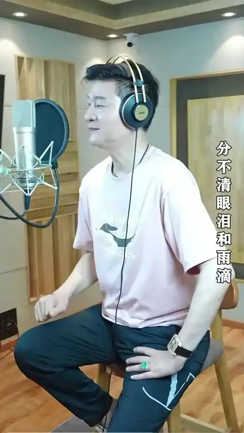 69岁范涛堪称"不老神"!年纪一大把穿粉色,头发乌黑浓密惹人羡