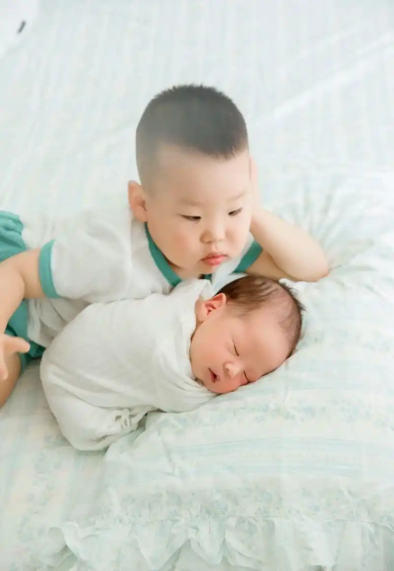 哥哥身上的小挂件#青岛即墨明珠儿童摄影宝宝照 - 抖音