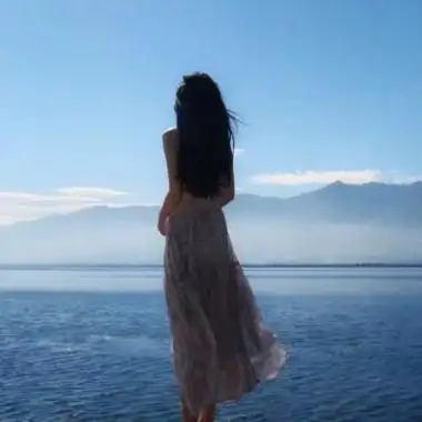 超可爱的女生真人背影头像图集: 我把我青春最好的时光付诸给你