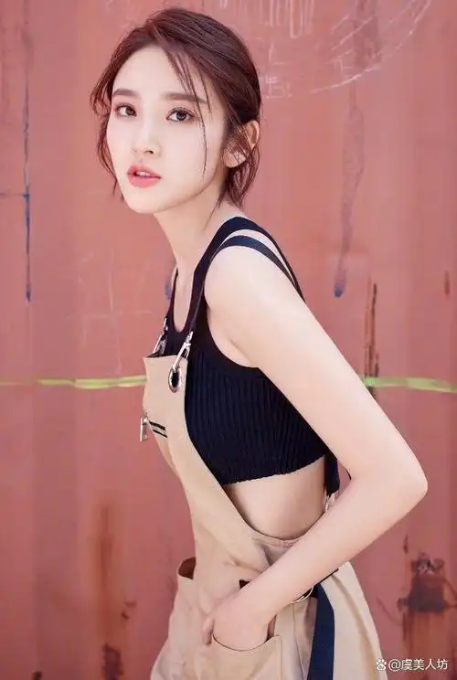 唐艺昕,1987年12月9日出生于四川省遂宁市,中国内地女演员.