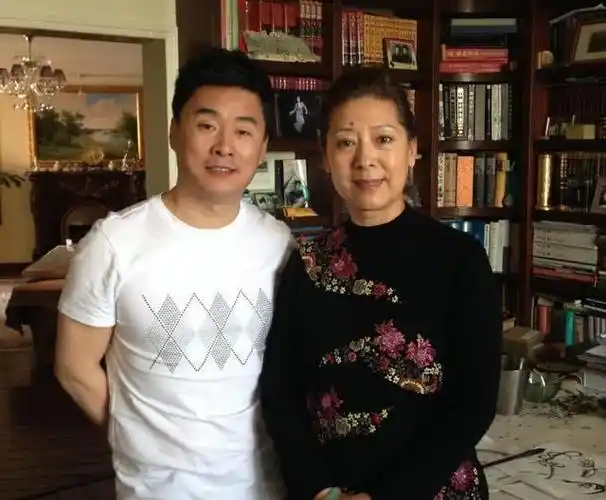 被前夫家暴离婚,45岁二婚被宠成"国宝"|关牧村|王星军|国宝_新浪新闻