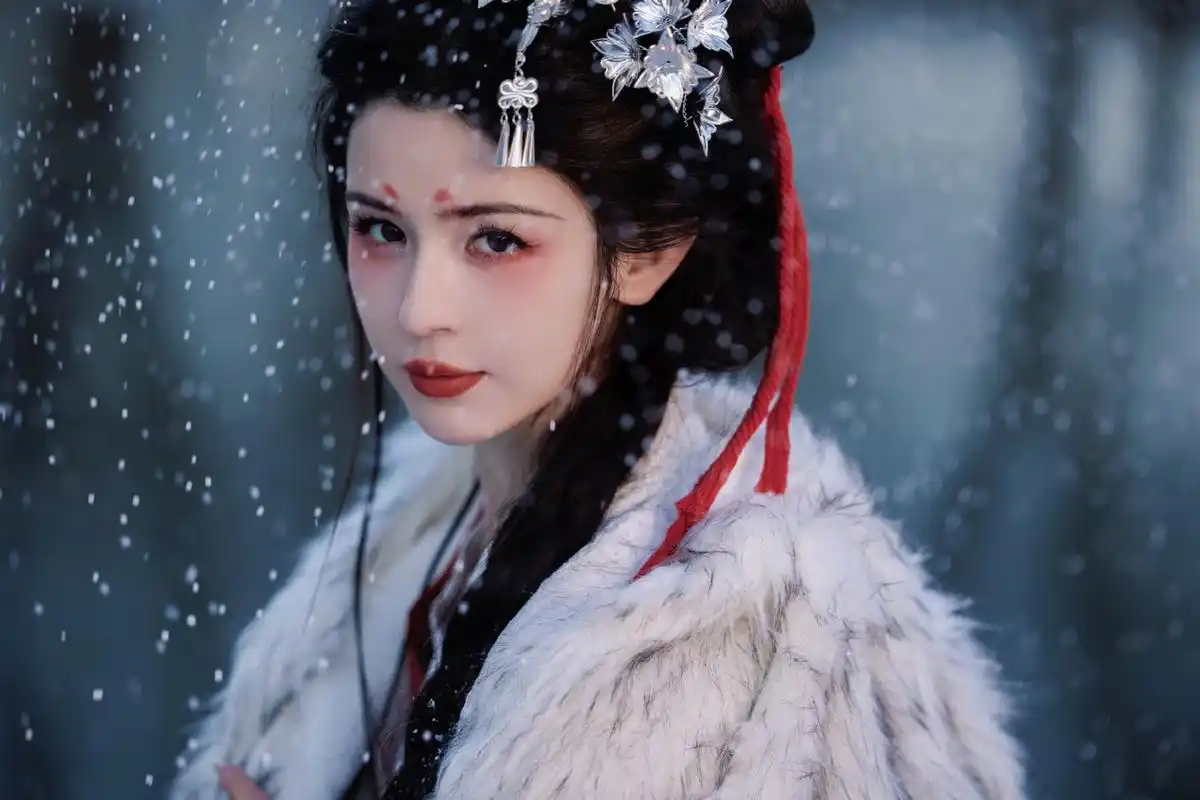 哈妮克孜古装美人一袭白纱,一笑倾城.古风之美,如梦如幻.