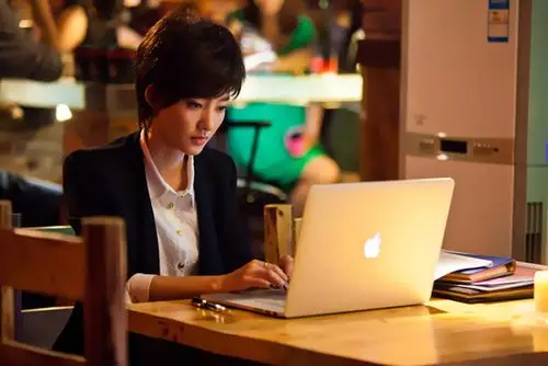 内地电视  搜狐娱乐讯 由王丽坤领衔主演的电视剧《爱的多米诺》播出