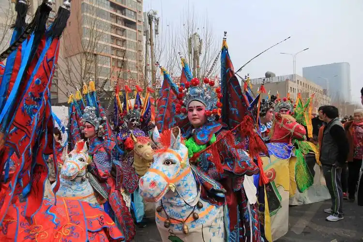 有舞龙,舞狮,背阁,抬阁,跑竹马,滑旱船,秧歌,踩