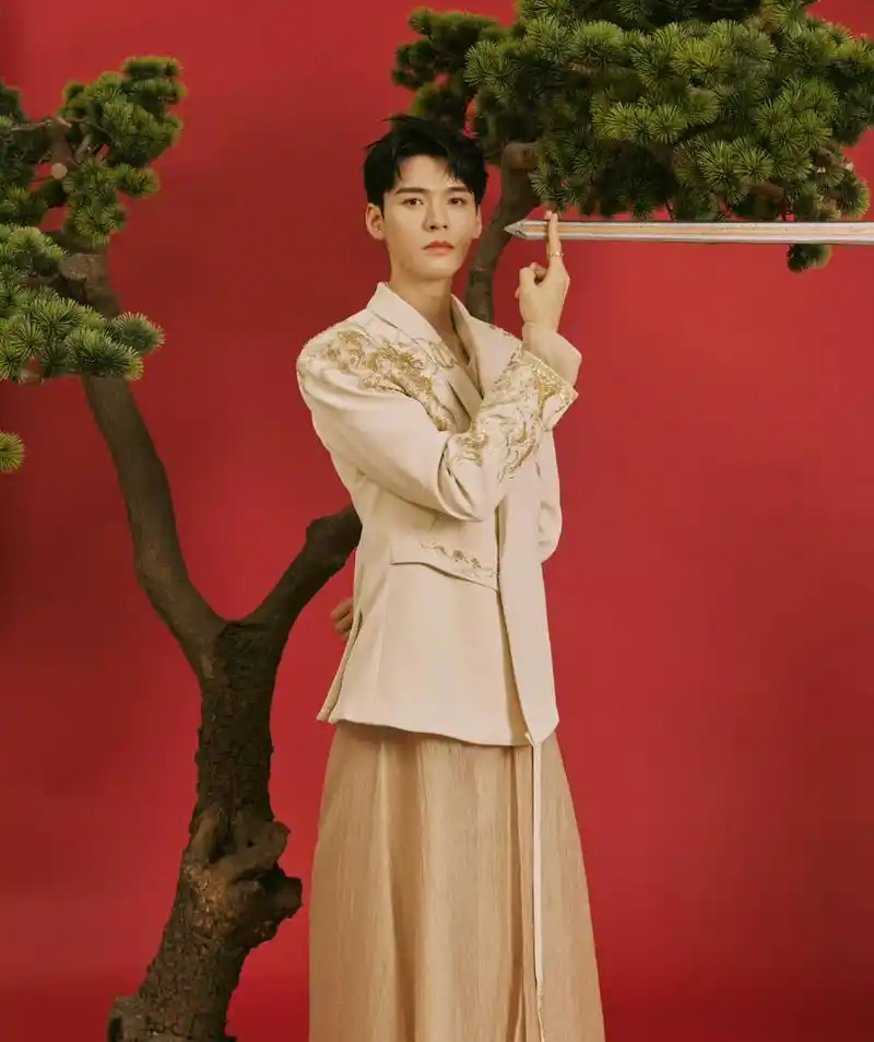 龚俊穿新中式也太帅了吧,徒手接刀刃更帅.