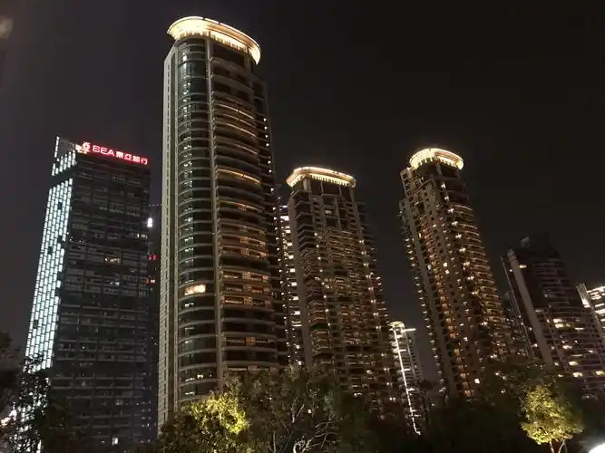 (现在也很有名气)十分有名的上海东外滩江岸景观豪华套房……汤臣一品