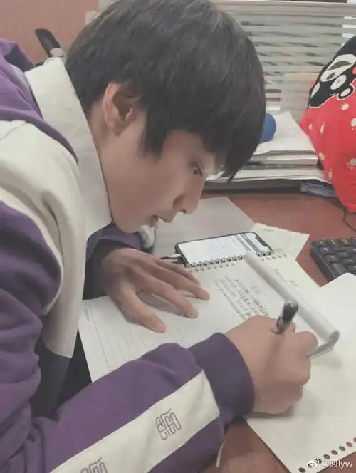 时代少年团超话95#时代少年团 星芒初现#不懂就问 这是写作业男团吗