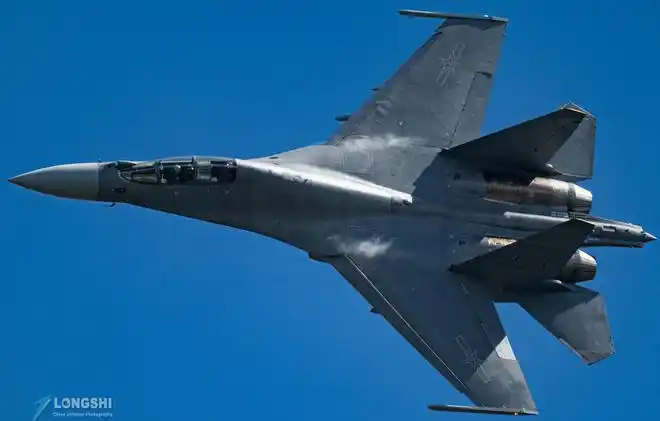 歼16战斗机公开展示精彩飞行亮出十个挂架炸弹卡车名副其实