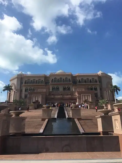 八星皇宫酒店一直罩着一层神秘的面纱,吸引着无数人的眼球.