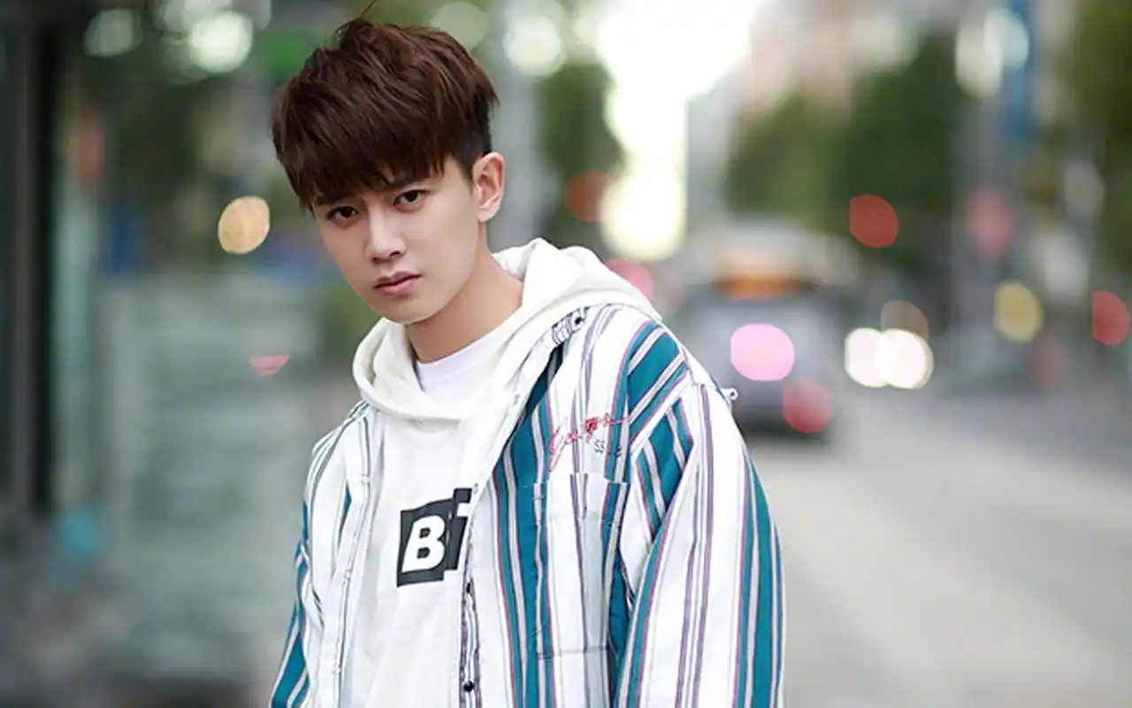 任嘉伦休闲帅气街拍图片电脑壁纸